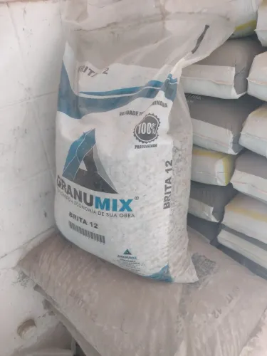 Vendo 31 rebocos pronto da piso cola com 20kg cada 7,50 cada pacote para retirar