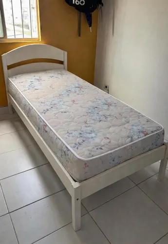 Cama de solteiro em madeira maciça + colchão