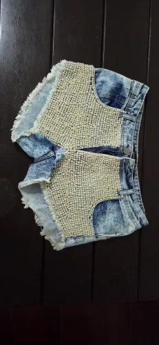 Short jeans com pérolas