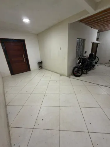 Casa à Venda no Aquimaran: 5 Quartos, Suíte, Garagem para 2 Carros e Salão