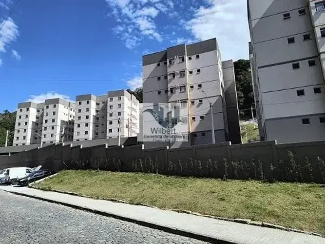 Imóvel para aluguel possui 52 metros quadrados com 2 quartos em Duarte Silveira - Petrópol