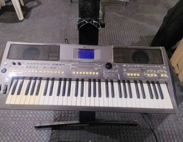 Teclado yamaha 670