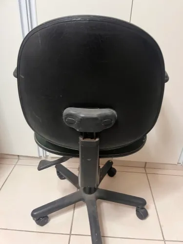 Cadeira escritório giratória, com regulagem de altura encosto e braços 