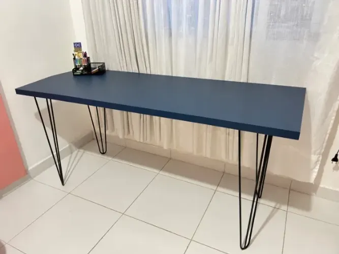 MESA ESPAÇOSA AZUL-MARINHO