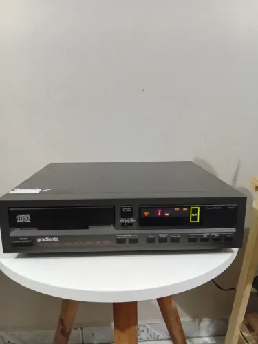 Cd player Gradiente cdp636 liga mas não le o cd