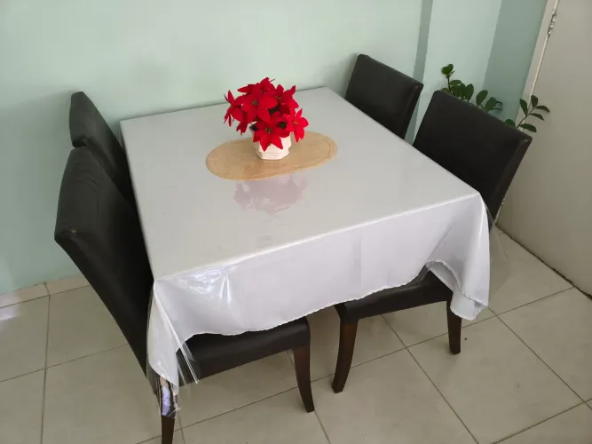 Mesa de Vidro com quatro cadeiras