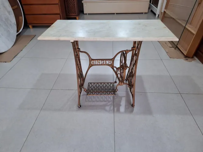 Mesa de mármore costura
