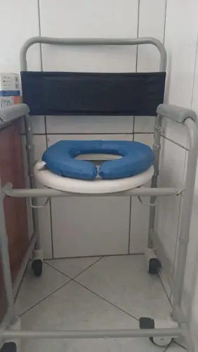 Cadeira higiênica com rodas