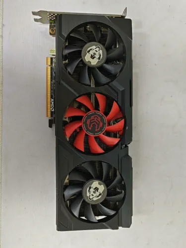 A placa de vídeo Hankai RX 7600 8G com três ventoinhas e estrutura em liga metálica.