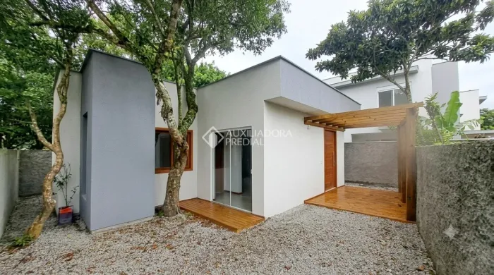 Casa em Condomínio Fechado no Porto da Lagoa | 1 Suíte | Quintal Privativo | Cercada pela