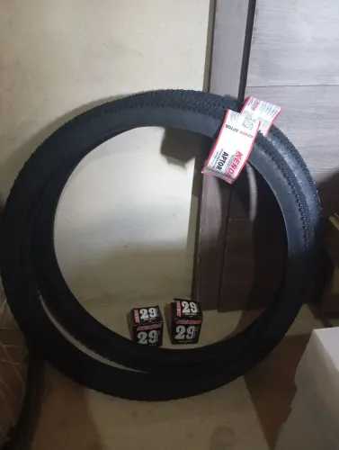 Vendo 2 pneu Kenda Aro 29 e 2 câmaras de ar aro 29, tudo novo.Comprei por engano
