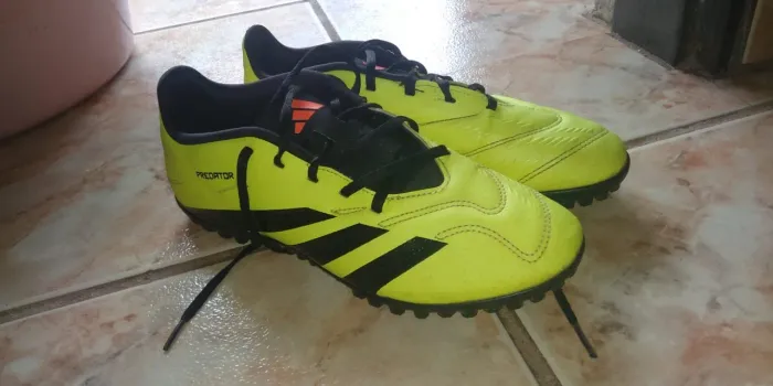 Vendo chuteira adidas predator original - tamanho 39 R$ 100,00