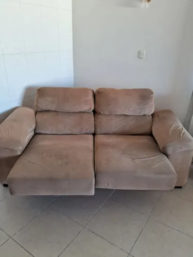 Sofá retrátil confortável, 6 anos de uso. Precisando ser higienizado. Novo, paguei 5k