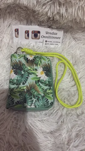 Carteira floral com puxador