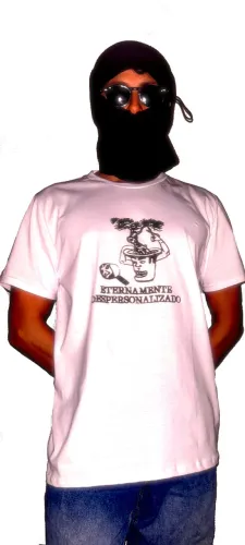 camiseta "eternamente despersonalizado"