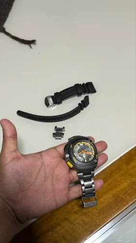 Relogio citizen meia lua titanium amarelo