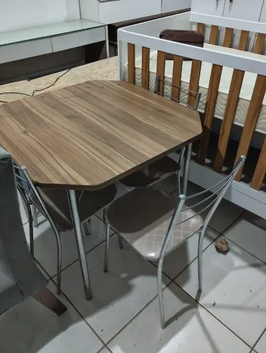 Mesa com tampo de MDF 