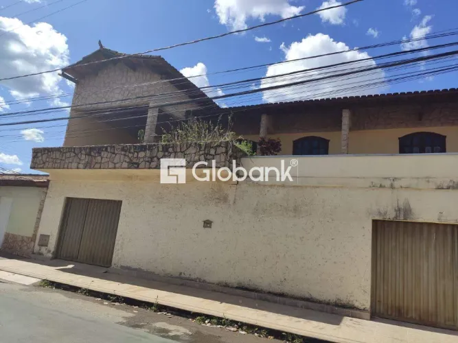 Casa à venda em Major Prates com 180m², 3 quartos e 3 vagas de garagem