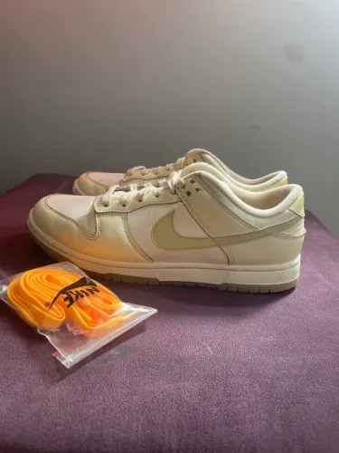 Nike Dunk Low Muslin Team Gold (Feminino)