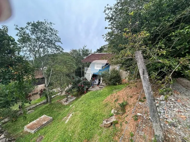 2 Casas de 2 dormitórios cada, em Terreno de 750m2
