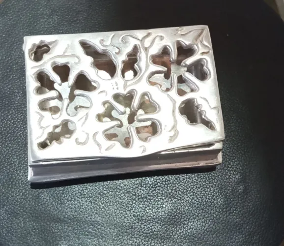 Caixa decorativa de metal com detalhes vazados 