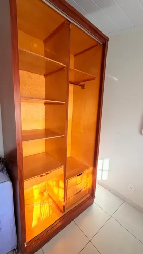Guarda roupa de madeira