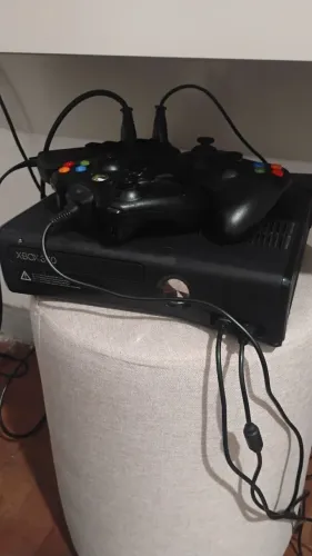 VENDO XBOX 360 (TRAVADO/BLOQUEADO, COM KITNET E CAIXA) + DE 20 JOGOS!