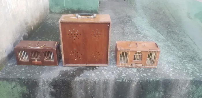 Gaiolas com transportes e um tanque pra área de serviço