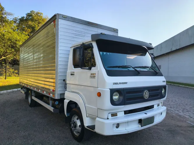Vw 8.160 Delivery Volkswagen ano 2017 com baú isotérmico linshalm