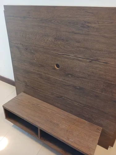 Painel de TV com nicho na cor tabaco