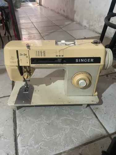 Máquina de Costura Singer