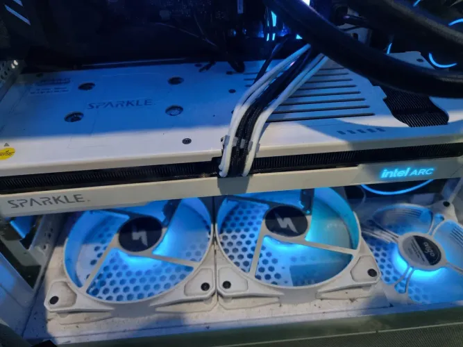 Intel Arc B580 12GB GDDR6 Sparkle Titan Luna