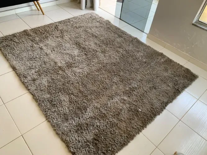 Tapete felpudo de pelo alto cinza