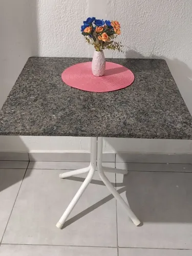 Mesa com pedra de Mármore