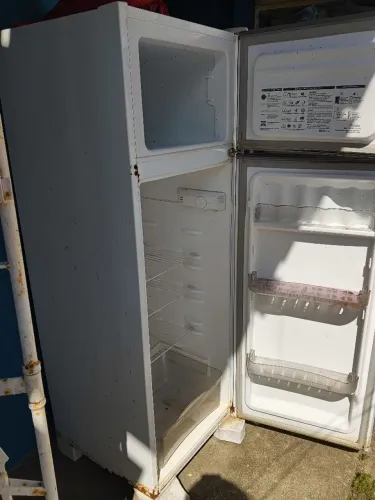 Vende se geladeira