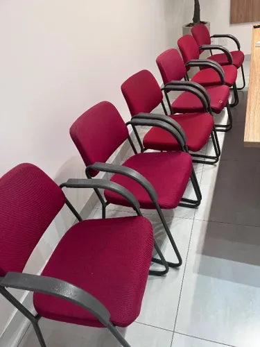 Cadeiras estofadas com braço fixo