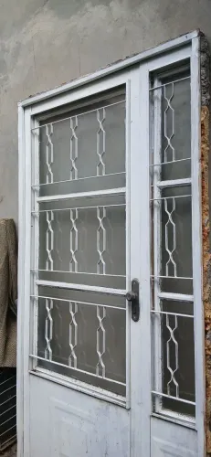 Porta de ferro com vitrô e basculante,com todos os vidros 