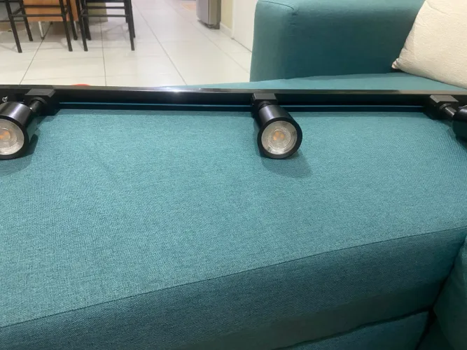 Trilho de LED Spot Preto com 3 Luminárias Direcionáveis - Moderno