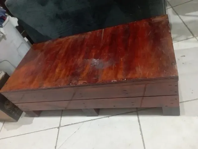(Cód 075) Baúzinho de madeira maciça mede 98 x 47