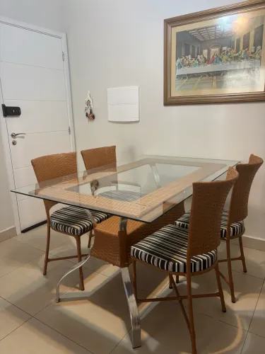 Mesa de jantar com 4 cadeiras