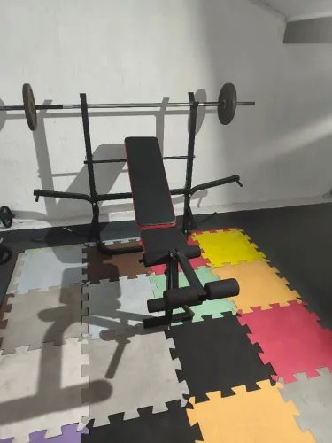 Aparelho de musculação mais barra de supino e anilha!