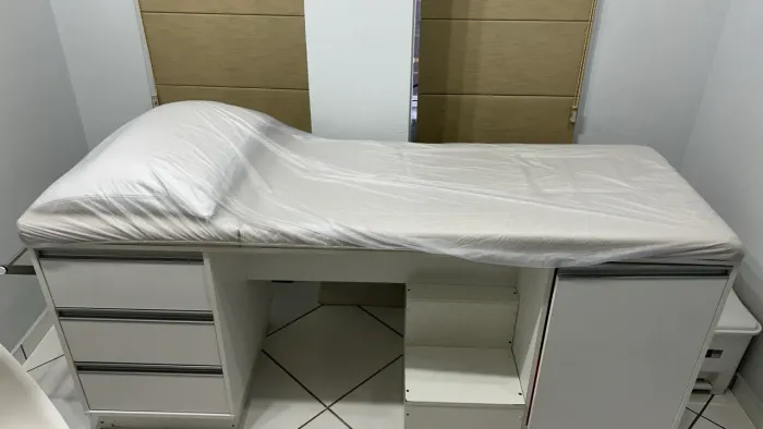 Maca com porta e gavetas semi novo
