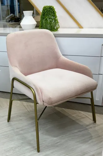 Cadeira de tecido rosa e pés de metalon