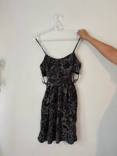 vestido preto/ cinza estampado com detalhes na cintura/lateral