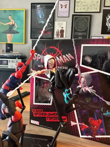 SV Action Gwen Stacy (Spiderverse) Mafex