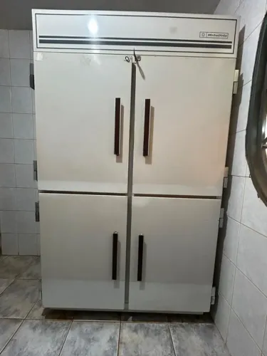 Geladeira Industrial Metalfrio 4 Portas