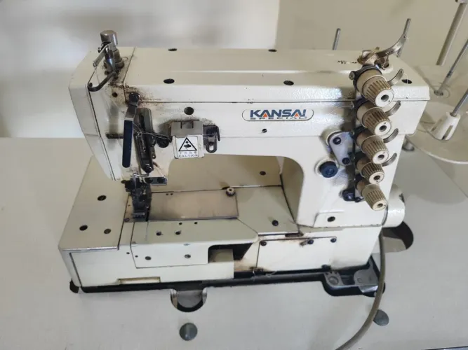 Máquina de costura galoneira kansai