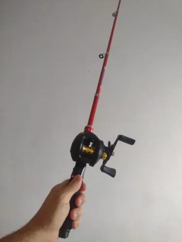 Carretilha sem uso com vara de Pesca no centro de São Gonçalo 