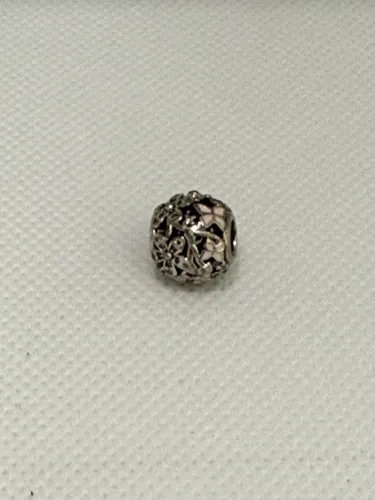 Charm da Pandora estilo esfera com flores, Dazzling Daisy Meadow (Margariada Cintilante).