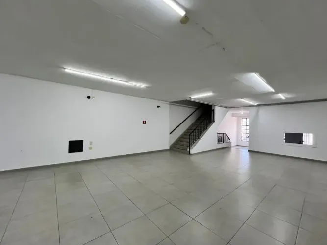 ALUGO ÓTIMO PRÉDIO COMERCIAL NO CENTRO!!